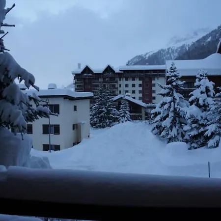 Rénové Avec Balcon, Parking Et Proche Pistes à - Fr-1-694-287 *